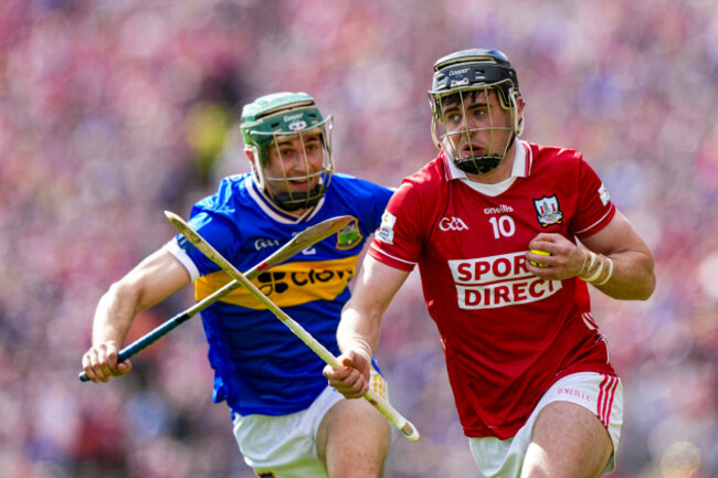 darragh-fitzgibbon-is-closely-watched-by-robert-doyle