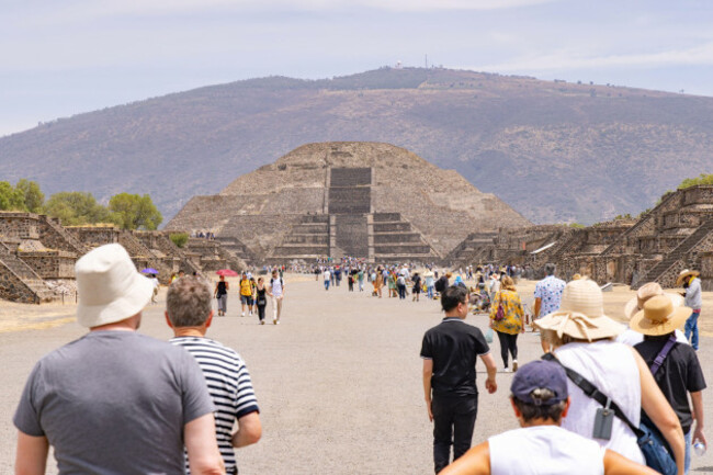teotihuacan-mexico-the-avenue-of-the-dead-and-the-pyramid-of-the-moon-pre-hispanic-mesoamerica-architecture-200bc-750ad-pre-columbian-mexico-ruins