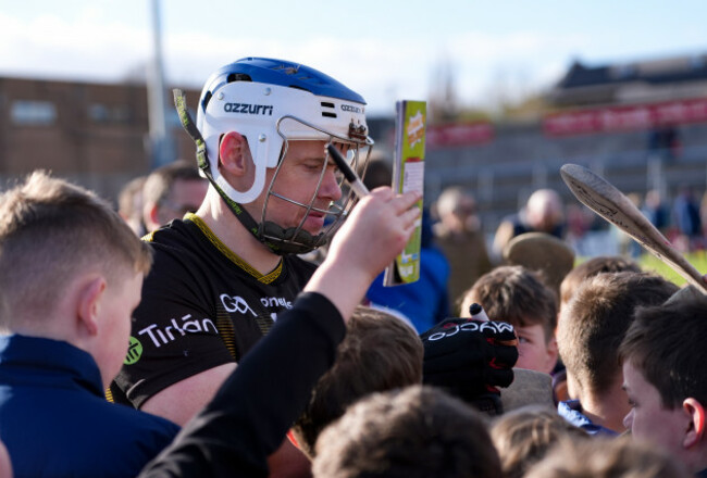 tj-reid-signs-hurls-for-supporters