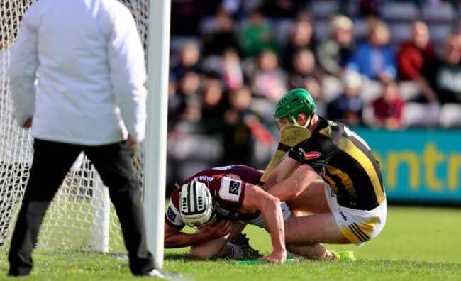 eoin-cody-tackles-dathi-burke