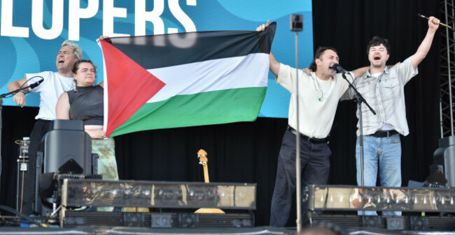controversy-at-victorious-festival-as-irish-band-the-mary-wallopers-have-microphones-immediately-cut-for-flying-palestine-flag-and-chanting-free-palestine-crowd-close-to-riots-victorious-festival