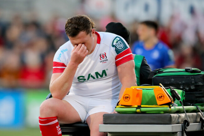 angus-bell-leaves-the-pitch-injured