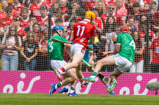 shane-barrett-scores-a-goal