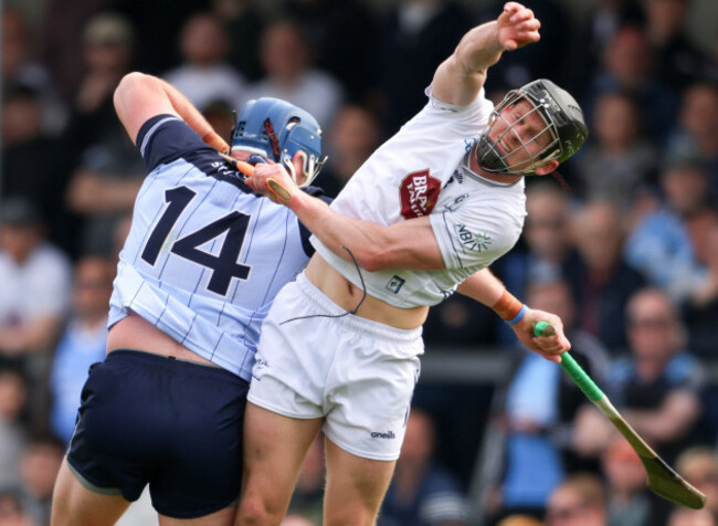 john-hetherton-and-rian-boran-compete-for-the-high-ball