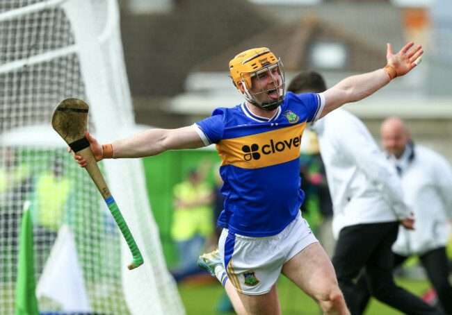 andrew-ormond-celebrates-scoring-a-goal