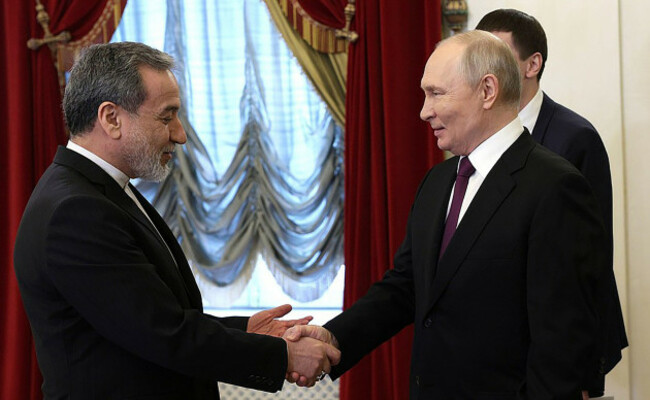 saint-petersburg-russia-27th-apr-2026-russian-president-vladimir-putin-shakes-hands-with-iranian-foreign-minister-abbas-araghchi-during-their-meeting-at-the-boris-yeltsin-presidential-library-in-s