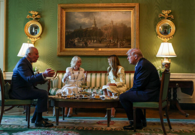 king-charles-iii-and-queen-camilla-join-us-president-donald-trump-and-first-lady-melania-trump-for-tea-at-the-white-house-in-washington-dc-on-day-one-of-the-state-visit-to-the-us-picture-date-monda