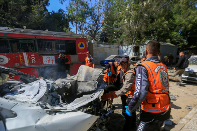 palestine-gaza-28th-apr-2026-int-casualties-brought-to-hospital-after-israeli-strike-on-civilian-vehicle-in-gaza-city-april-28-2026-gaza-palestine-killed-and-wounded-palestinians-were-trans