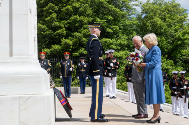 king-charles-iii-and-queen-camilla-lay-flowers-at-the-tomb-of-the-unknown-solider-commemorating-the-fallen-and-honouring-the-uk-us-military-partnership-during-their-visit-the-arlington-national-ceme
