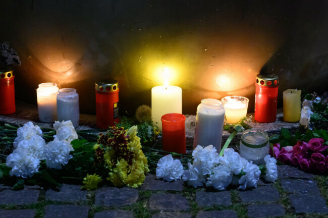 leipzig-germany-05th-may-2026-candles-and-flowers-lie-at-the-entrance-to-grimmaische-strabe-after-the-suspected-rampage-in-leipzig-that-left-two-people-dead-and-three-seriously-injured-a-33-year