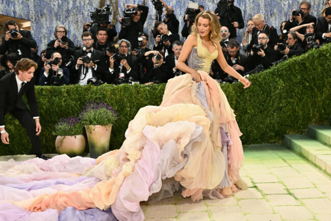 blake-lively-arrives-at-the-metropolitan-museum-of-arts-costume-institute-benefit-gala-celebrating-the-opening-of-the-costume-art-exhibition-on-monday-may-4-2026-in-new-york-photo-by-evan-agos