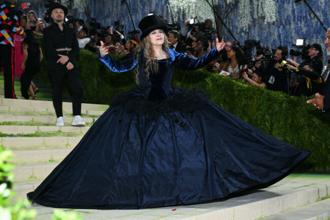 new-york-usa-04th-may-2026-stevie-nicks-walking-on-the-red-carpet-at-the-2026-metropolitan-museum-of-art-costume-institute-gala-celebrating-the-opening-of-the-exhibition-titled-costume-art-held
