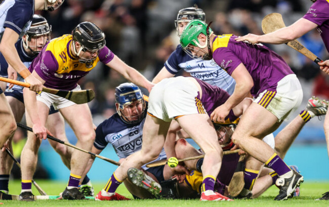eamon-wickham-attempts-to-gather-the-ball-despite-john-hetherton