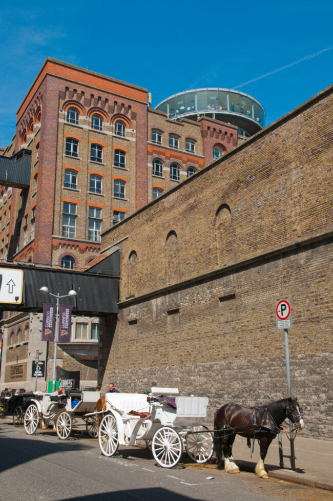 horse-drawn-carriages-waiting-in-front-of-guinness-storehouse-and-st-james-gate-brewery-dublin-ireland-europe