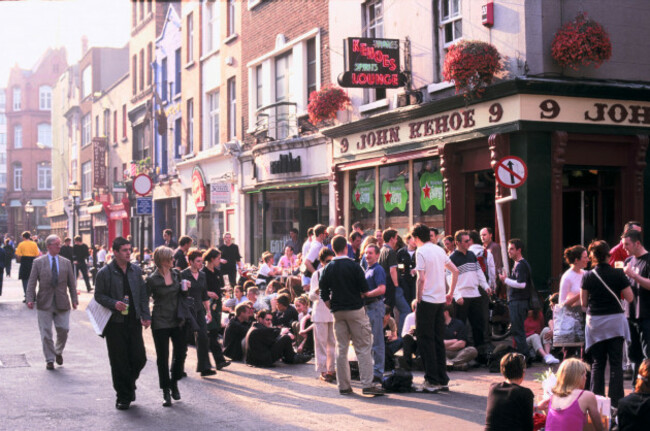 people-drinks-outside-a-busy-pub-dublin