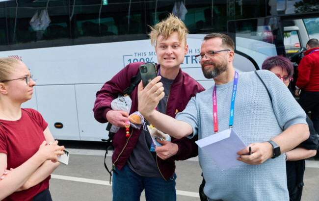 vienna-austria-07th-may-2026-backstage-at-the-artists-entrance-for-the-esc-rehearsals-at-the-wiener-stadthalle-in-vienna-austria-on-7-may-2026-look-mum-no-computer-sam-battle-united-kin