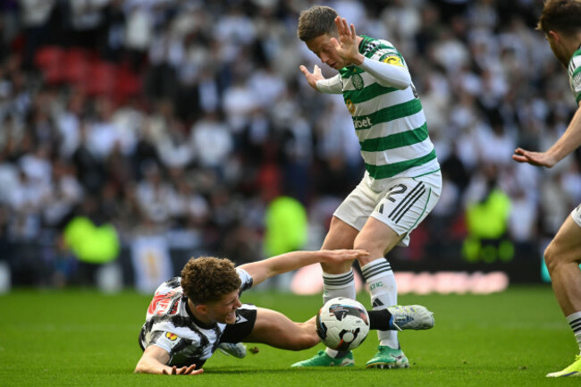 glasgow-uk-19th-apr-2026-scottish-gas-scottish-cup-semi-final-barclay-hampden-park-glasgow-19th-april-26-celtic-v-st-mirren-callum-mcgregor-of-celtic-foul-on-st-mirrens-jacob-devaney-credit-er