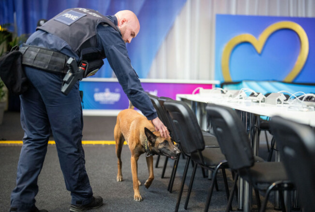 wien-austria-29th-apr-2026-pre-event-coverage-esc-2026-exercise-conducted-as-part-of-an-on-site-inspection-by-the-ministry-of-the-interior-regarding-a-lockdown-scenario-in-connection-with-the