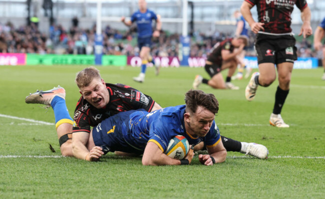 hugo-keenan-scores-their-third-try