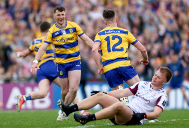 diarmuid-murtagh-celebrates-with-goalscorer-darragh-heneghan