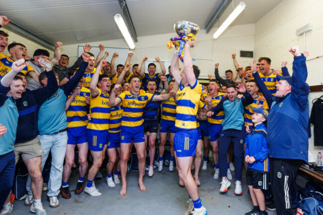 diarmuid-murtagh-with-his-team-and-the-nestor-cup