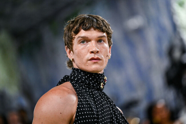 new-york-usa-04th-may-2026-connor-storrie-walking-on-the-red-carpet-at-the-2026-metropolitan-museum-of-art-costume-institute-gala-celebrating-the-opening-of-the-exhibition-titled-costume-art-hel