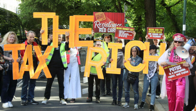 new-york-new-york-usa-4th-may-2026-activists-seen-at-the-resistance-red-carpet-protest-against-jeff-bezos-and-the-met-gala-by-rise-and-resist-seen-outside-the-met-gala-on-the-upper-east-side-cre