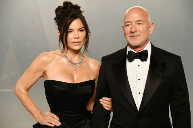los-angeles-california-march-15-l-r-lauren-sanchez-and-jeff-bezos-attend-the-2026-vanity-fair-oscar-party-hosted-by-mark-guiducci-at-los-angeles