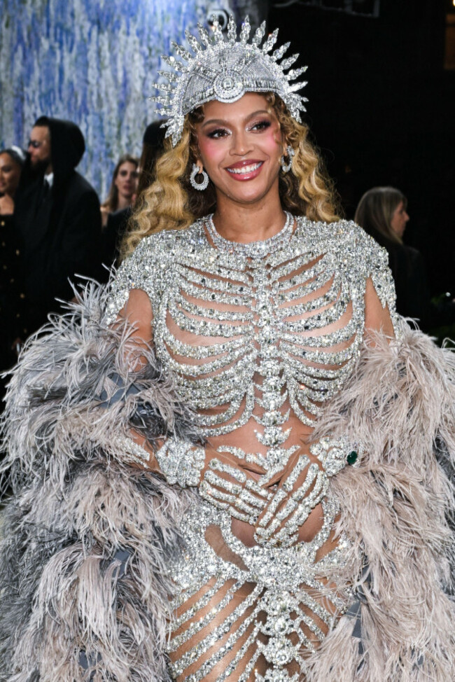 new-york-usa-04th-may-2026-beyonce-walking-on-the-red-carpet-at-the-2026-metropolitan-museum-of-art-costume-institute-gala-celebrating-the-opening-of-the-exhibition-titled-costume-art-held-at-th