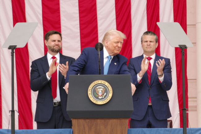 arlington-va-usa-26-may-2025-u-s-president-donald-trump-acknowledges-applause-at-his-memorial-day-address-at-arlington-national-cemetery