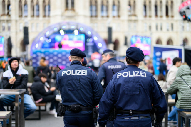 abd0196_20260512-wien-osterreich-einsatzkrafte-der-polizei-am-dienstag-12-mai-2026-im-rahmen-des-public-viewings-1-halbfinale-anlasslich-des-eurovision-song-contest-esc-2026-am-rathausplatz