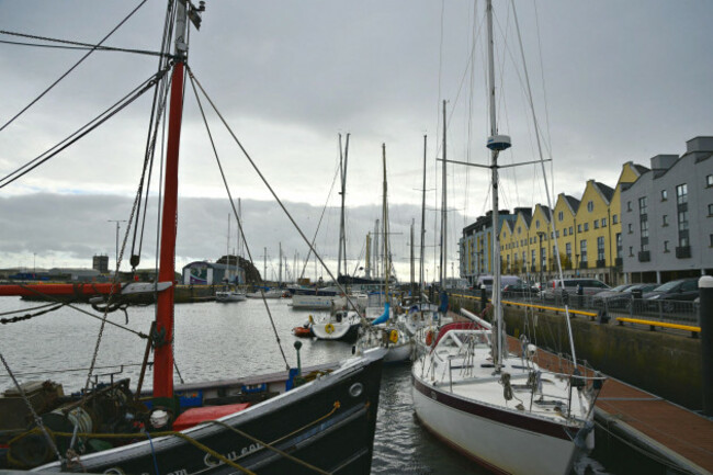 panoramic-view-of-the-galway-bay-harbor-with-the-colorful-houses-and-the-sail-boats-on-the-foreground-in-spiddal-ireland