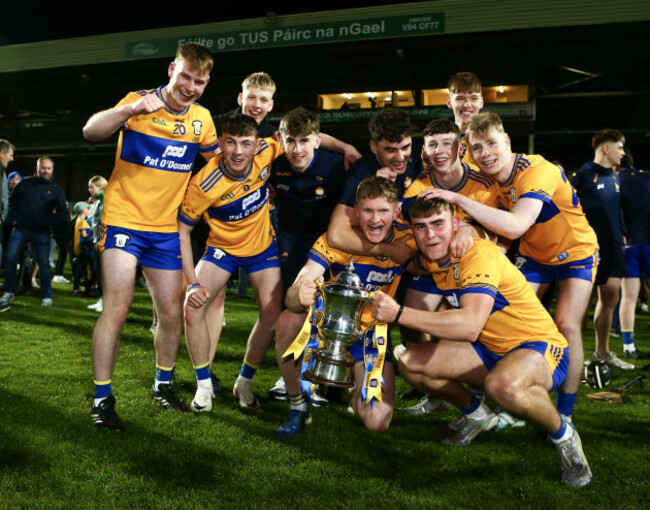 clare-players-celebrate-with-the-trophy