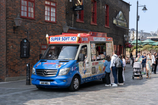 customers-queuing-for-ice-cream-at-a-super-soft-ice-ice-cream-van-on-a-hot-august-day-at-bank-end-southwark-london-uk