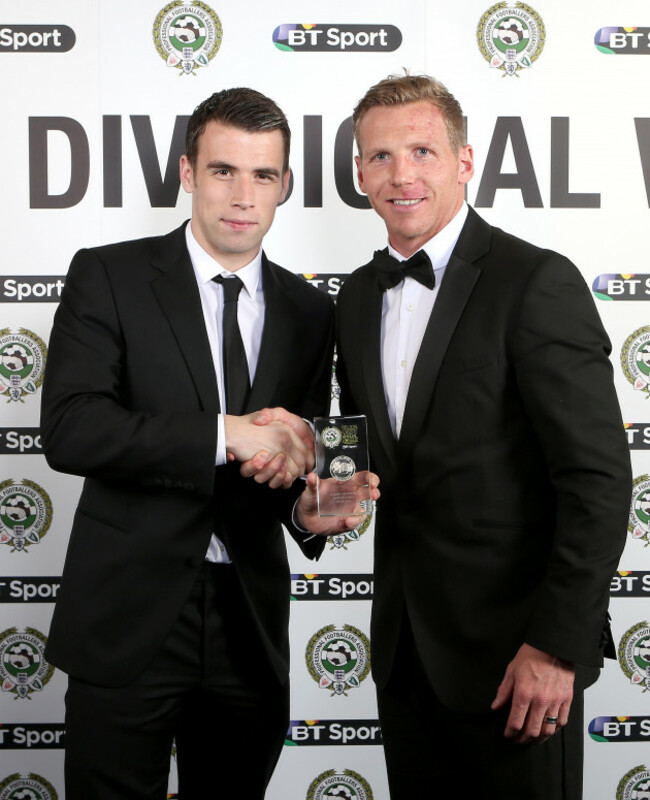 evertons-seamus-coleman-left-with-a-trophy-for-inclusion-in-the-barclays-premier-league-team-of-the-year-presented-by-pfa-chairman-ritchie-humphreys