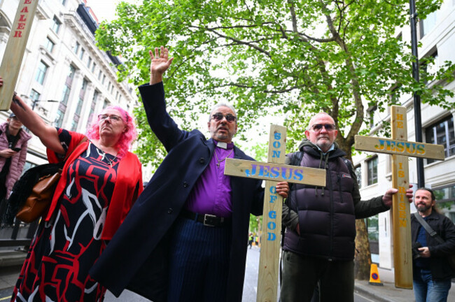 london-united-kingdom-16-may-2026-protestors-line-up-on-kingsway-preparing-to-march-for-the-unite-the-kingdom-protest-lead-my-tommy-robinson-ehimetalor-unuabonaalamy-live-news
