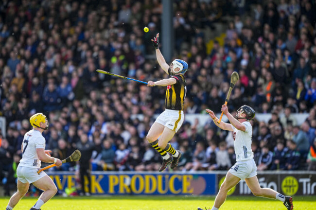 tj-reid-catches-the-sliotar