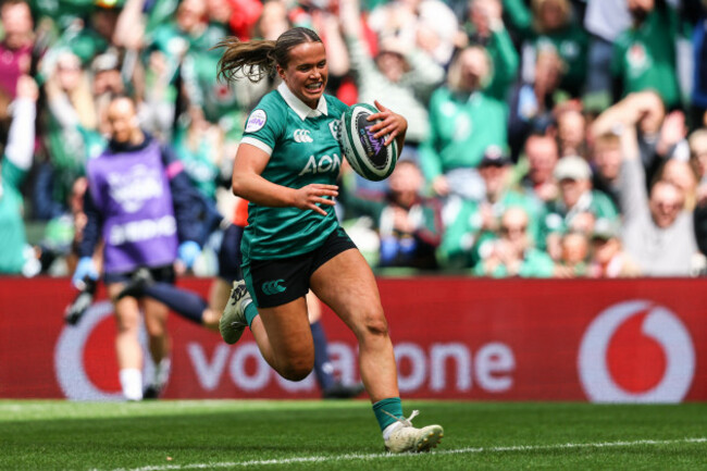 robyn-oconnor-runs-in-a-try