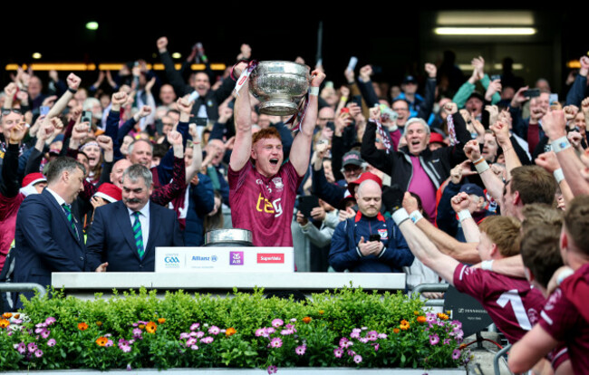 ronan-wallace-lifts-the-trophy