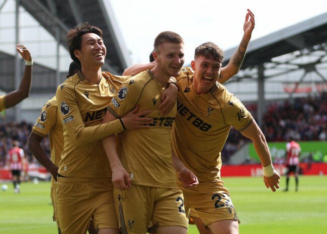 london-uk-17th-may-2026-london-england-may-17-goal-2-1-adam-wharton-of-crystal-palace-goal-celebration-with-daichi-kamada-jorgen-strand-larsen-of-crystal-palace-after-scoring-his-first-goal