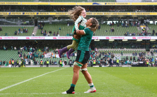 erin-king-celebrates-with-her-niece-after-the-match