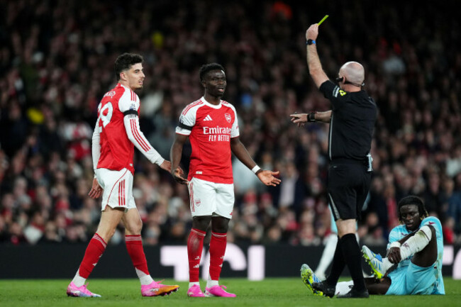 arsenals-kai-havertz-left-is-shown-a-yellow-card-by-referee-paul-tierney-during-the-premier-league-match-at-the-emirates-stadium-london-picture-date-monday-may-18-2026