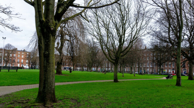 mountjoy-square-public-park-with-the-buildings-of-mountjoy-square-in-the-background-this-georgian-square-was-developed-in-the-18th-century