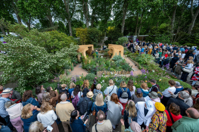 london-uk-19-may-2026-thousands-of-visitors-by-the-lady-garden-foundation-silent-no-more-garden-designed-by-darren-hawkes-one-of-the-show-gardens-attend-members-day-of-the-113th-rhs-chelse