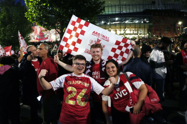 arsenal-fans-celebrate-at-the-emirates-stadium-london-arsenal-were-crowned-premier-league-champions-for-the-first-time-in-22-years-after-manchester-city-were-held-to-a-1-1-draw-at-bournemouth-pictu