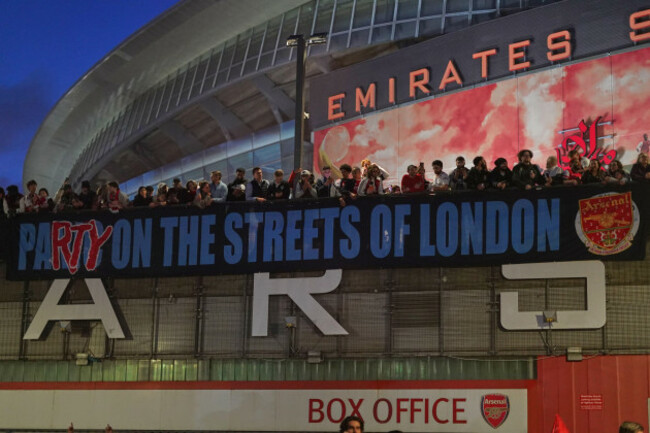 arsenal-supporters-gather-at-the-arsenal-stadium-after-arsenals-soccer-team-won-the-premier-league-title-in-london-tuesday-may-19-2026-ap-photoalberto-pezzali