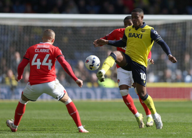 oxford-uniteds-aidomo-emakhu-right-battles-with-charlton-athletics-kayne-ramsay-centre-and-harry-clarke-during-the-sky-bet-championship-match-at-the-kassam-stadium-oxford-picture-date-saturda
