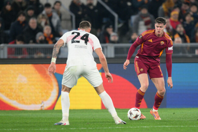 stadio-olimpico-rome-italy-22nd-jan-2026-uefa-europa-league-football-roma-versus-stuttgart-evan-ferguson-of-as-roma-under-pressure-from-jeff-chabot-of-vfb-stuttgart-credit-action-plus-sportsa