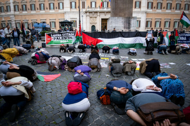 may-20-2026-rome-rm-italy-following-the-israeli-authorities-blockade-of-the-remaining-vessels-of-the-global-sumud-flotilla-yesterday-in-international-waters-activists-gathered-in-front-of-monte