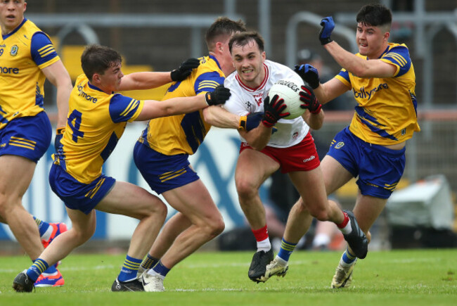 robbie-dolan-daire-cregg-and-niall-higgins-tackle-darragh-canavan
